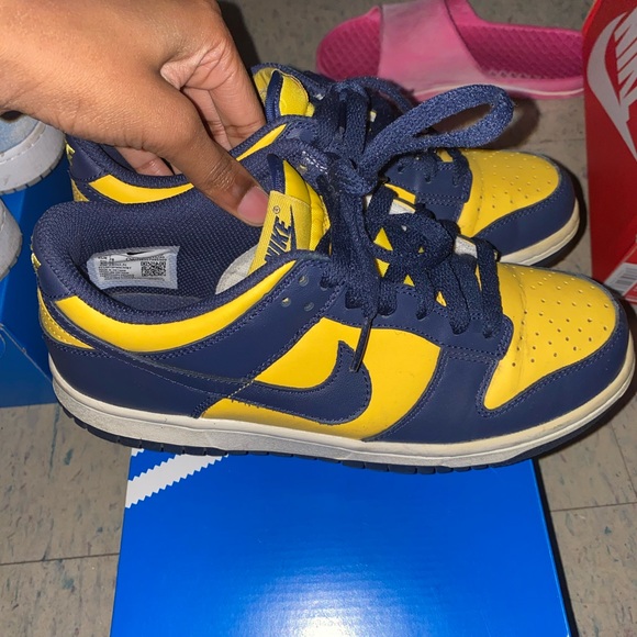 Dunks Michigan
Size 5 in boys, 7 in women’s - Picture 2 of 4